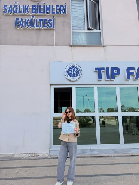 Meltem Koran, sağlık bilimleri fakültesi önünde